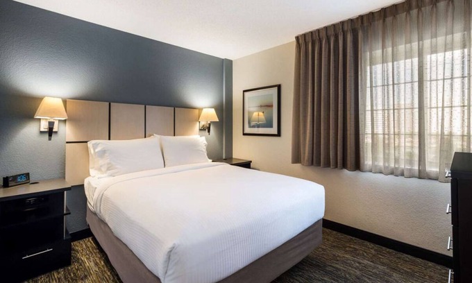 Warren Apartamento | Experience Spacious Suites & Modern Amenities in Warren! Kitchen Available!
