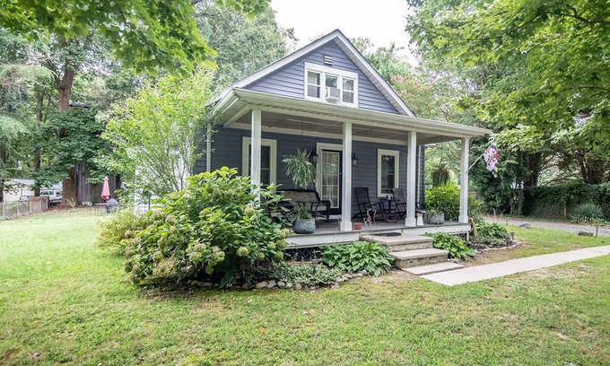 Lusby Casa | Experience the best of Southern Maryland at the Calvert Cliffs Cottage.