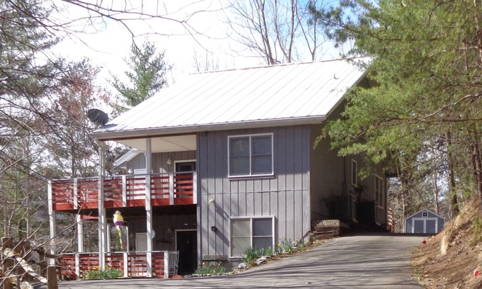 Weaverville Cabaña | Lujo y confort en las montañas Blue Ridge