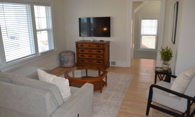 Wausau Apartamento | Experience the charm of Wausau, Wisconsin in this Historic Upper-Level Apartment