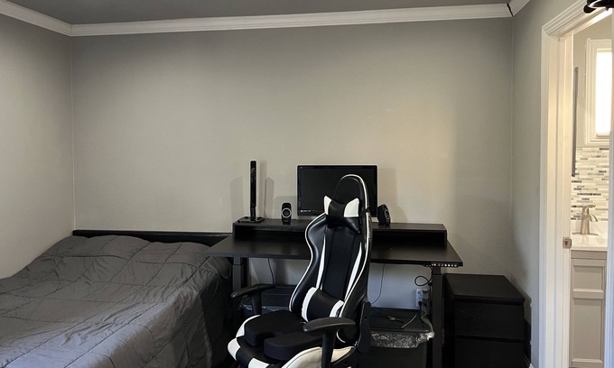 East San Jose Apartamento | Experience the Lifestyle in this cozy studio in the heart of Silicon Valley.