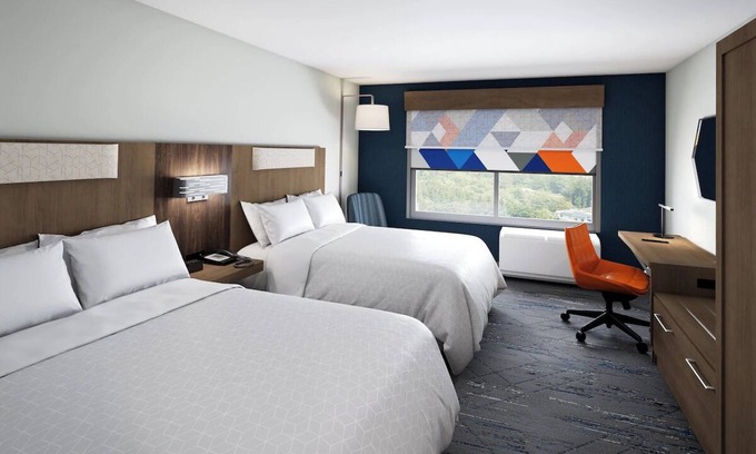 West Kissimmee Hotel | Experience The Magic of Orlando- 2 Rooms W/ Free Shuttle, 5 Pools, and Breakfast