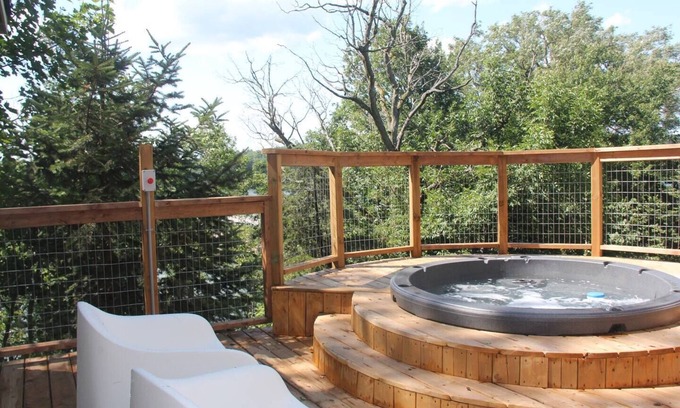 Lansdowne Cabina | Experience the Ultimate Waterfront Luxury Escape with Your Own Private Hot Tub