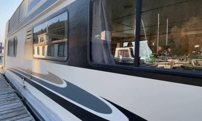 Harrison Hot Springs Alquiler De Eote | Experience the ultimate waterfront escape on our stunning Three Buoys Houseboat