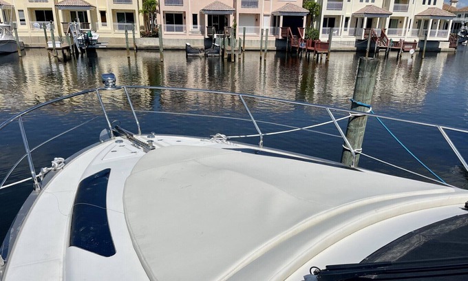 Gifford Alquiler De Eote | Experience the yacht life with this exotic gem.