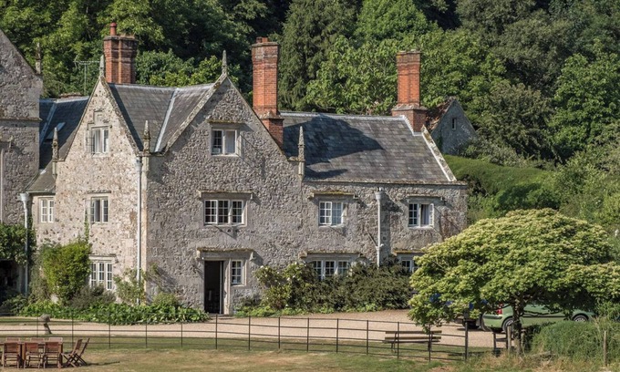 Shorwell Casa | Experience this 7-bedroom, self-contained wing of a magnificent Jacobean manor