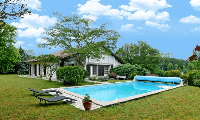 Arbonne Villa | Experimenta este retiro de estilo vasco con encantadores jardines y piscina climatizada