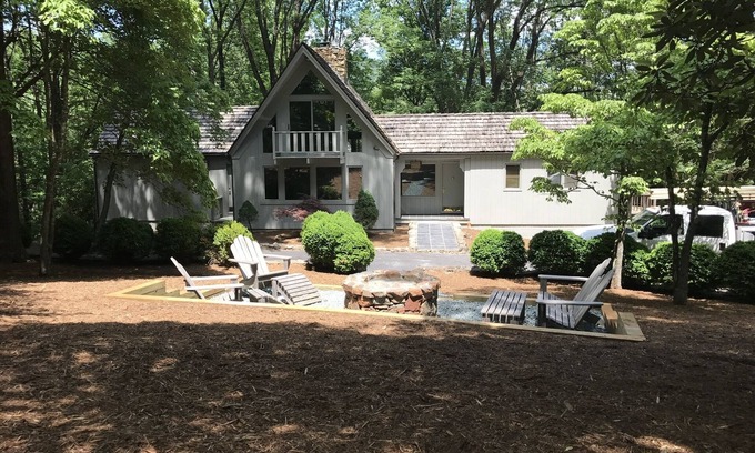 Charlottesville Casa | Experience Timeless Sophistication right in the Heart of Charlottesville!