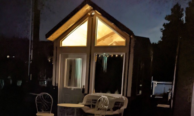 Post Falls Apartamento | Experience Tiny Cabin Living. Close to recreational activities.