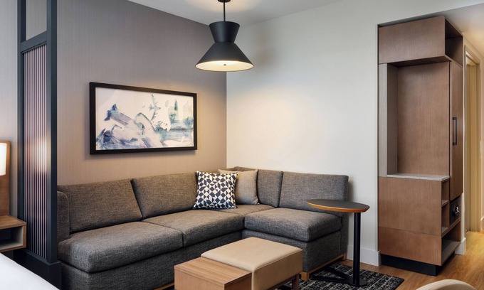 Melbourne Hotel | Experience Top Relaxation: Modern Room w/ Free Breakfast | 5-Min Walk to Airport
