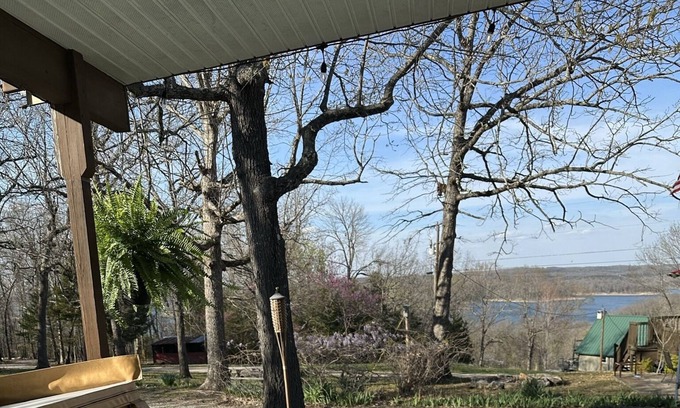 Elizabeth Casa | EXPERIENCE TOTALITY AT THE LAKE!