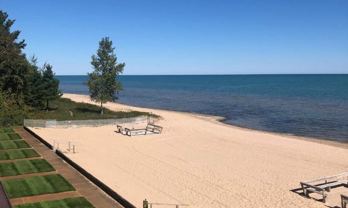 Oscoda Condominio | Experience Unmatched Luxury at Our Stunning Lake Huron Penthouse
