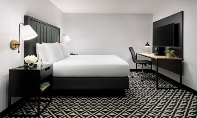 Brookline Hotel | Explore and Unwind in a Beacon Street! Close to Coolidge Corner Theatre