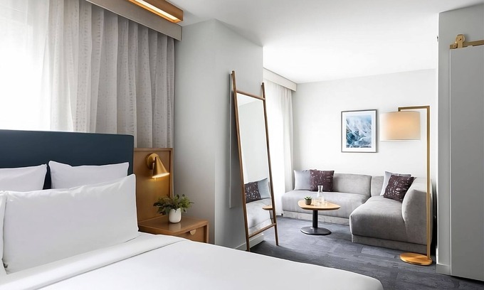 Streeterville Hotel | Explore Chicago! Short Drive to Bridgehouse and Chicago River Museum!