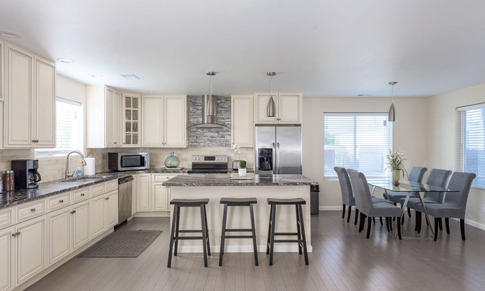 Dupont Casa | EXPLORE CO-Perfect for fams/groups. Close to DIA.
