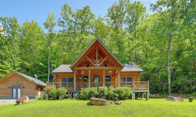 Frank Cabina | Explore Linville Falls: Cabin w/ Game Room + Deck!