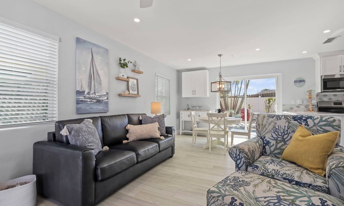 Englewood Cabaña | Explore Manasota Key, Walk to beach, bikes, kayaks in charming 1-bedroom cottage