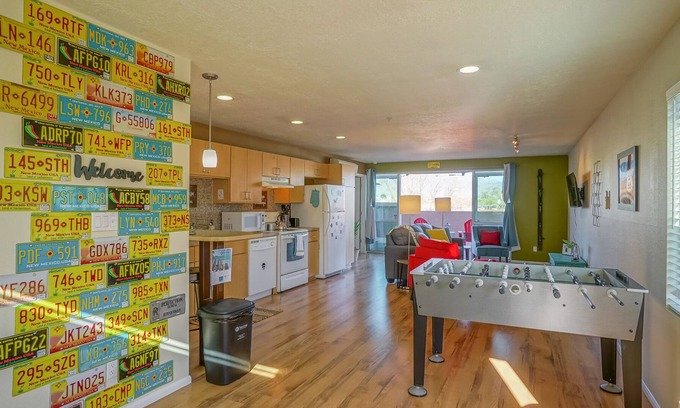 University Heights Apartamento | Explore NM! 2bd / 2ba, a pie de UNM, cama King, balcón
