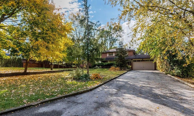 Clarkson-Lorne Park Casa | Explore Port Credit from Our Charming 4-Bedroom Home!