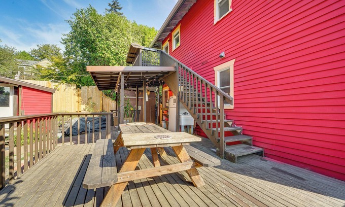 Columbia City Apartamento | Explore Seattle! Charming Apt w/Private Deck