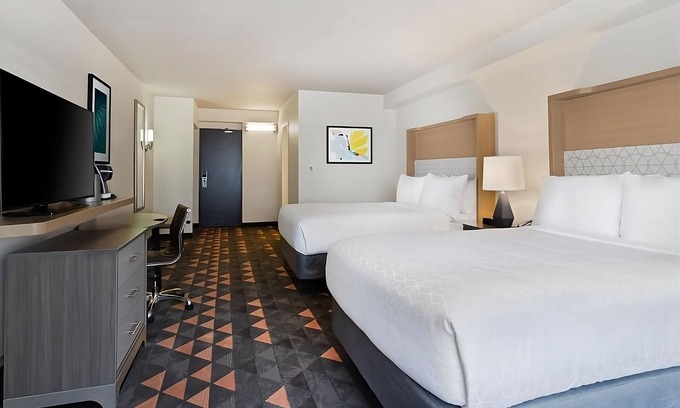 Florida Center Hotel | Explore The Best Shopping and Entertainment Orlando Has To Offer! Relaxing Room