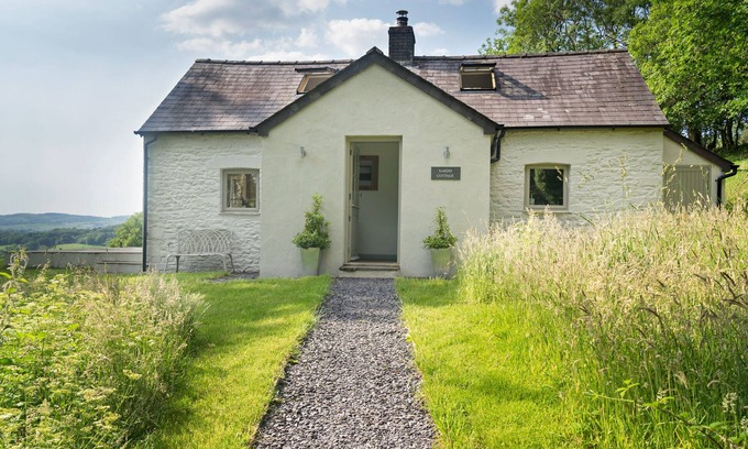 Llandovery Cabaña | Explore Wales from Sardis Cottage with panoramic views, privacy and tranquility
