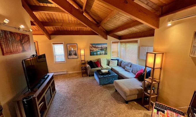 Thornton Apartamento | Exposed Beam 3BR Modern Mountain Retreat