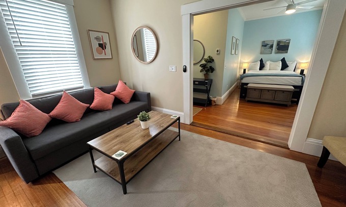 Historic Hill Apartamento | Exposed Brick 1 Bed/ 1 Bath/ Pullout Sofa/ Dog Friendly Large Suite (Sleeps 4) Downtown Newport