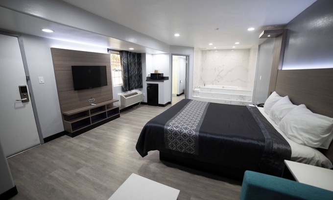 Ontario Hotel | Express Inn & Suites