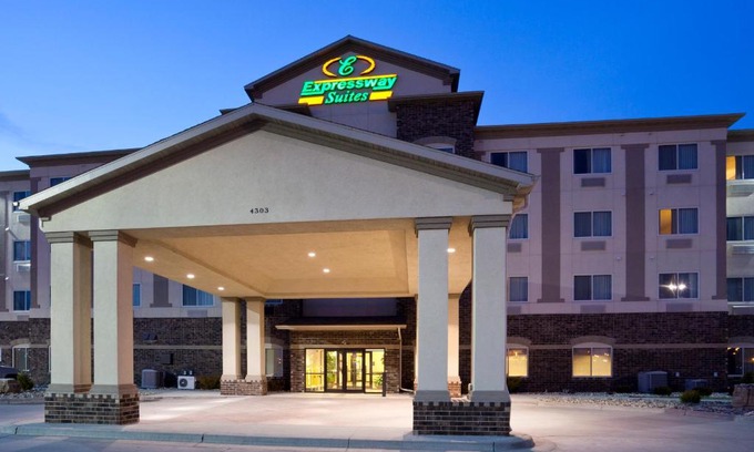 Fargo Hotel | Expressway Suites Fargo