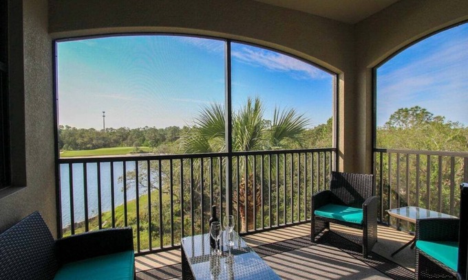 Lakewood Ranch Condominio | Exquisite 2 BR / 2 BA Lake Front Condo In Lakewood National Golf Club - Precious Gem