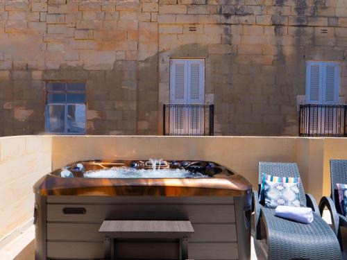 Valletta Apartamento | Exquisite 3-bedroom Duplex Penthouse with Jacuzzi in Valletta Centre