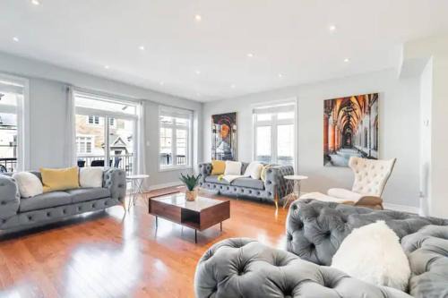 West Oak Trails Casa | Exquisite 3BR, 4WR Townhome on Bronte Rd Oakville