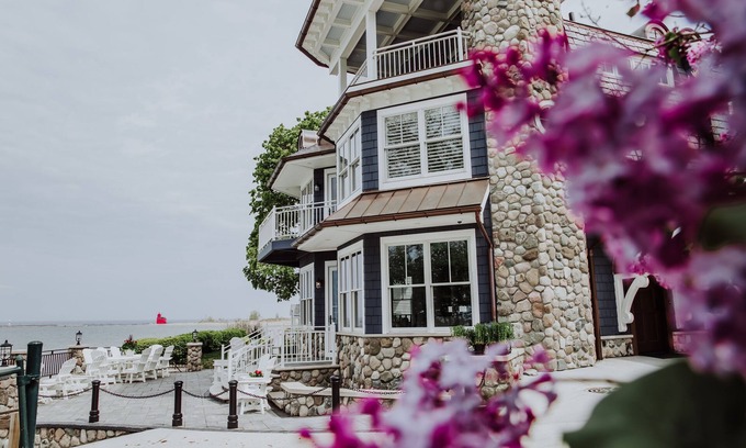 Macatawa Casa | Exquisite Beach front Home