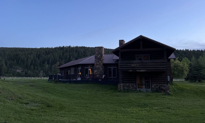 Swan Valley Chalet De Esquí | Exquisite Chalet Retreat: 13 Secluded Acres along the Prestigious Snake River