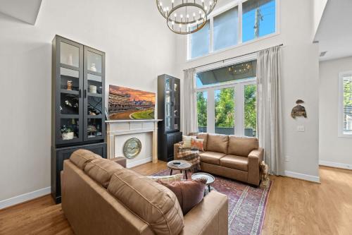 East Market District Apartamento | Exquisite Condo with Views in Trendy NuLu District