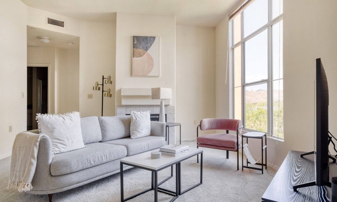 Central District Apartamento | Exquisite Fremont 2BR w/ Pool, W/D & Gym, near TJ & WF, by Blueground