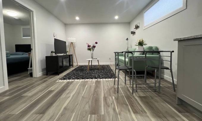 Regina Apartamento | Exquisite Guest Suite in Regina