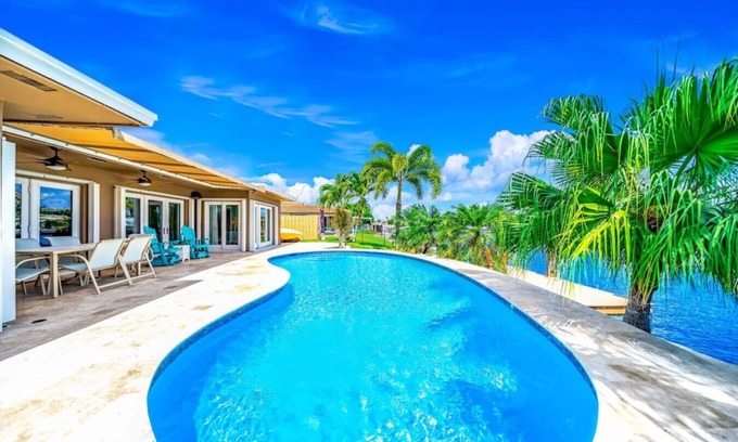 Cypress Lakes Casa | EXQUISITE HEATED POOL+WATERFRONT! 1 MILE TO BEACH!
