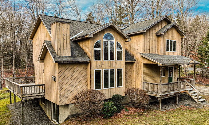 West Dover Casa | Exquisite home with fireplace, balcony, fast WiFi, jetted tub & washer/dryer