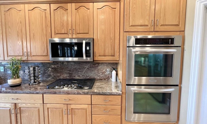 Draper Casa | Exquisite house with large kitchen and koi pond