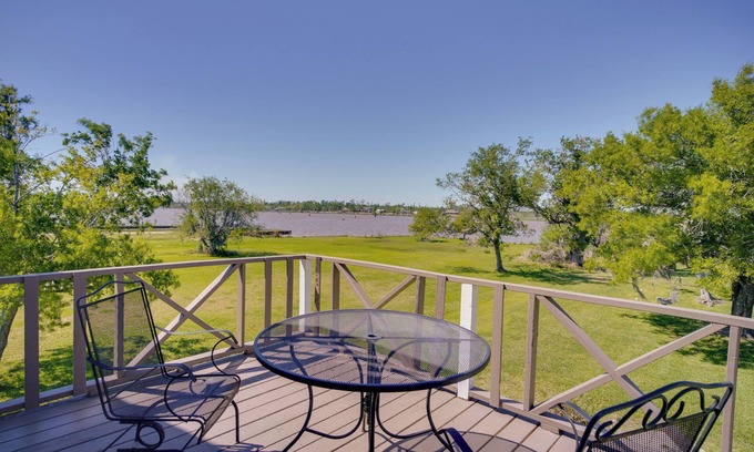 Lake Charles Casa | Exquisite Lake Charles Gem - Waterfront Views