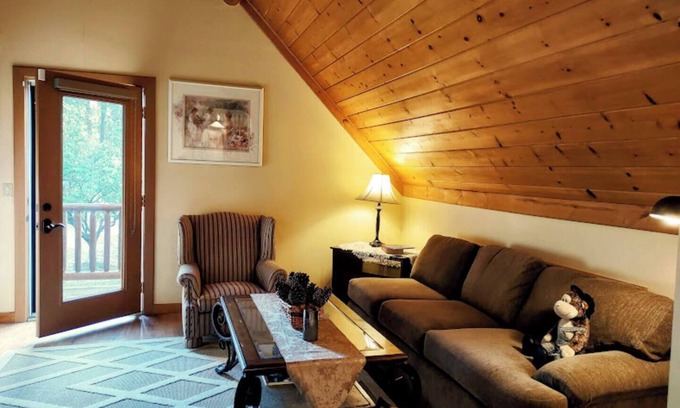 Mountain Center Cabina | Exquisite Log Cabin ~ WiFi & AC in Mountain Center near Idyllwild & Palm Springs