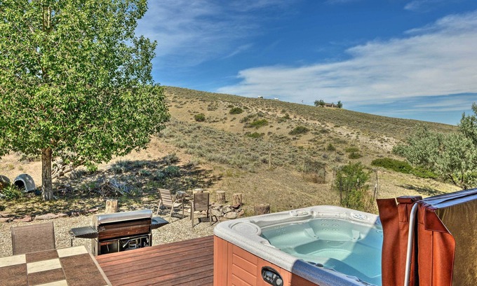 Lander Cabina | Exquisite Log Home with Lander Valley Views!