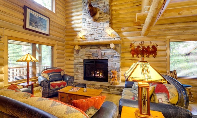 McCall Casa | Exquisite McCall Log Cabin - Walk to Payette Lake!