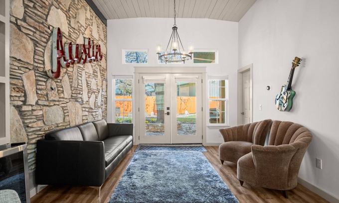 Lakeland Park Casa | Exquisite modern retreat 2 blocks from Lake Austin & Nature