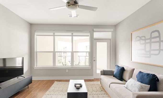 Mueller Apartamento | Exquisite Mueller 2BR w/ Pool, W/D & Gym, nr park, by Blueground