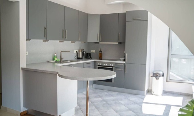 Limpertsberg Apartamento | Exquisite Penthouse w Mountain View close to DT ID34