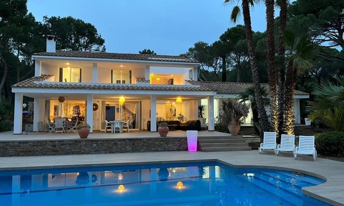 Palamos Villa | Refugio Exquisito en Cala Corbs: Vista Panorámica y Acceso Directo al Mar.