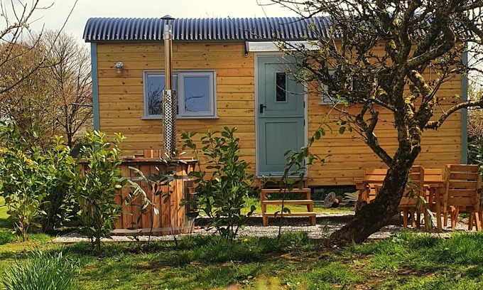 St Teath Cabina | Exquisite Shepherd's HUT With HOT TUB - Between Moor and sea